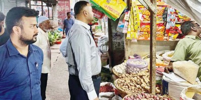 ক্রেতা সেজে বাজারে কুমিল্লা জেলা প্রশাসকের অভিযান