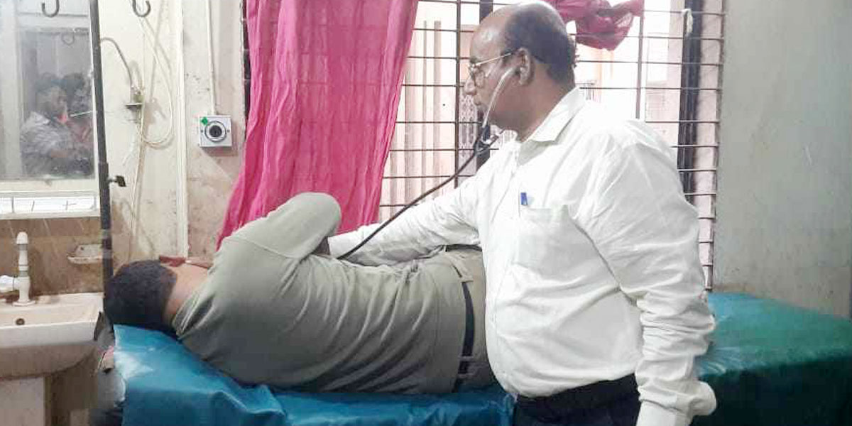 রাজস্ব কর্মকর্তাকে মারধরে মামলা, আটক ১