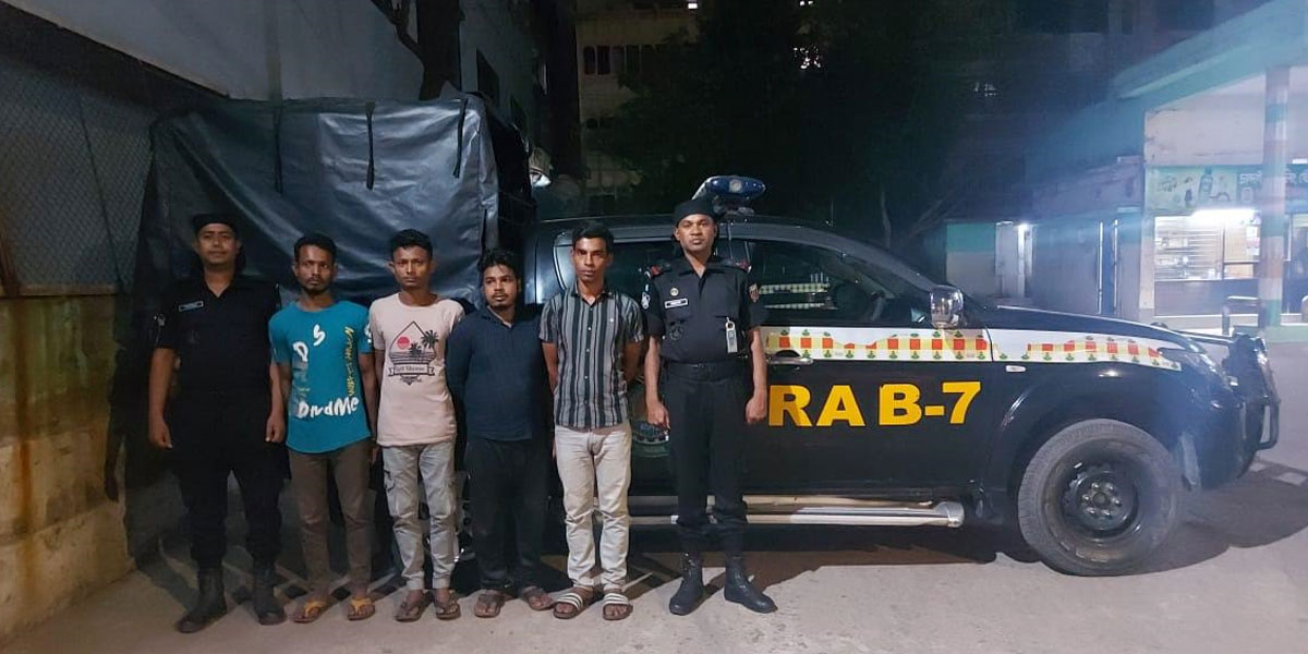 চট্টগ্রামে ডাকাতির প্রস্তুতিকালে গ্রেপ্তার ৪