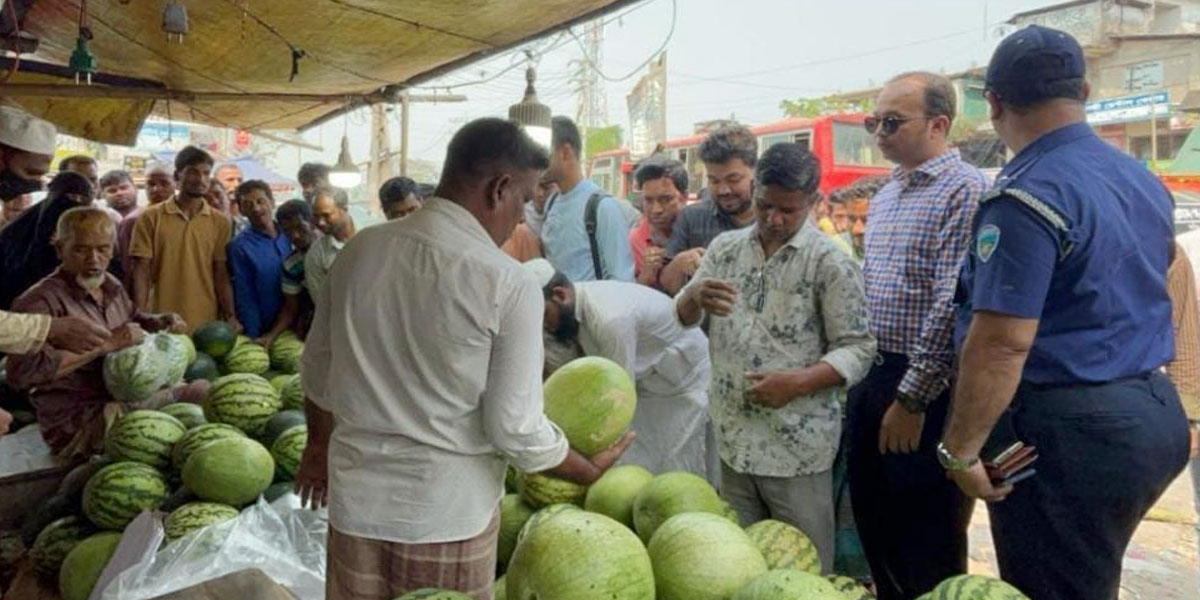ম্যাজিস্ট্রেটের উপস্থিতিতে ৪০০ টাকার তরমুজ ২০০ টাকা