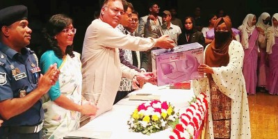 ২৬৫ নারীর হাতে ল্যাপটপ তুলে দিলেন কৃষিমন্ত্রী