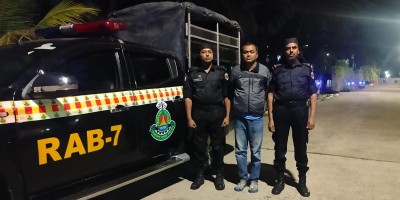 চট্টগ্রামে অস্ত্রসহ সন্ত্রাসী গ্রেপ্তার
