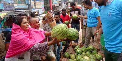 ফরিদপুরে ৫০০ টাকায় গরুর মাংস, ১০০ টাকায় তরমুজ