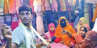 মিরপুরে ঈদের কেনাকাটায় ভিড়ের তুলনায় বেচাকেনা কম