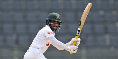 হারের ব্যবধান কমাতে মুমিনুলের আপ্রাণ চেষ্টা