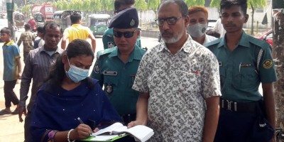 চট্টগ্রামে রাস্তায় দোকান-গ্যারেজ, জরিমানা করল চসিক
