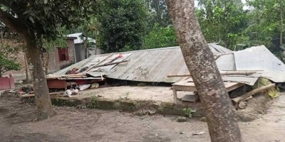 ঝড়ে ঘর হারিয়ে খোলা আকাশের নিচে ঠাঁই