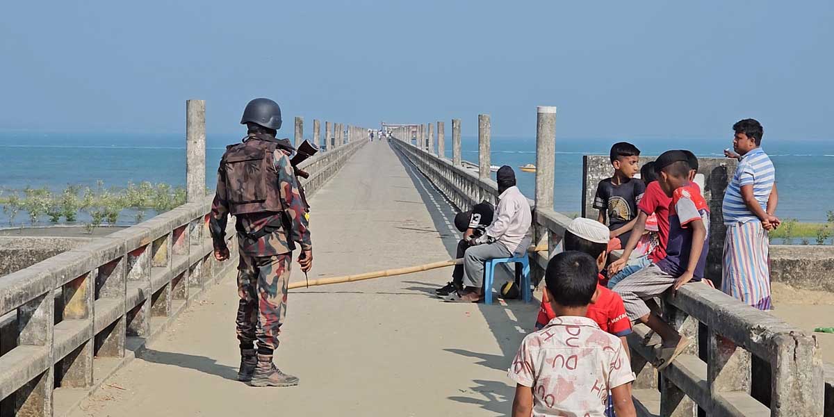 মায়ানমারের মর্টারশেলের শব্দে কাঁপছে টেকনাফ