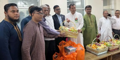 স্বাধীনতা দিবসে মুক্তিযোদ্ধাদের ফল ও মিষ্টি পাঠালেন প্রধানমন্ত্রী