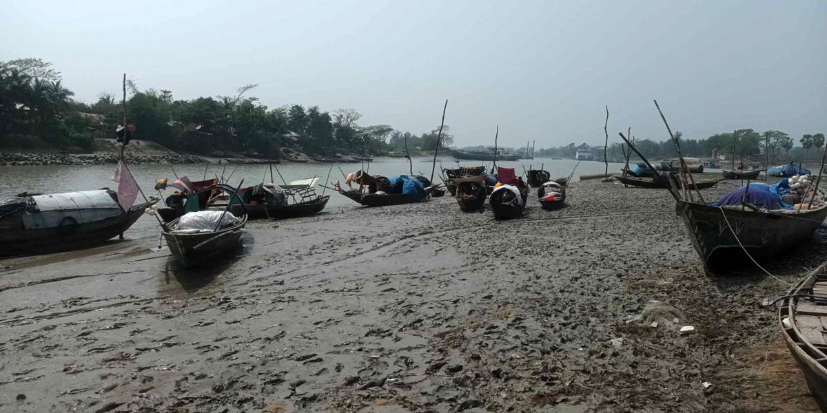জেলেদের চাল পেলেন মেম্বারের স্বজনরা
