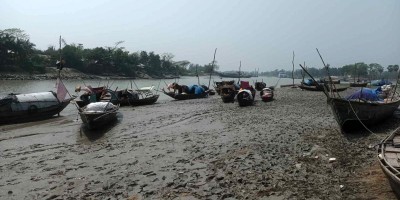 জেলেদের চাল পেলেন মেম্বারের স্বজনরা