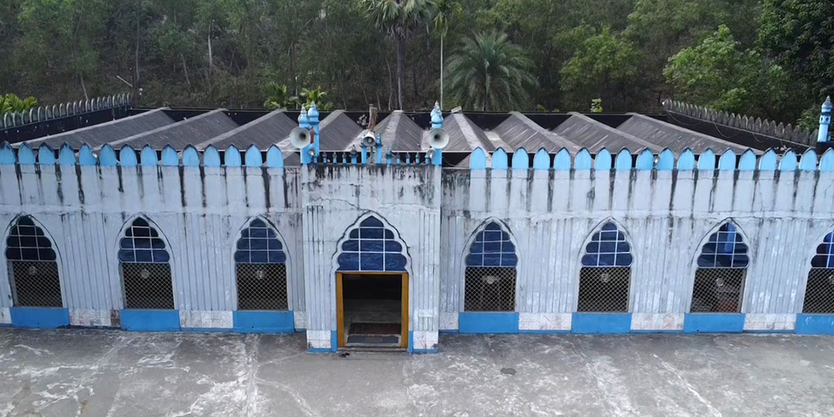 পাহাড়ে পিলারবিহীন মসজিদ