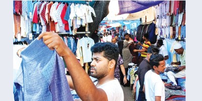 ফুটপাতে ঈদবাজার: ‘চাই লন ৫০০, বাছি লন ৫০০’