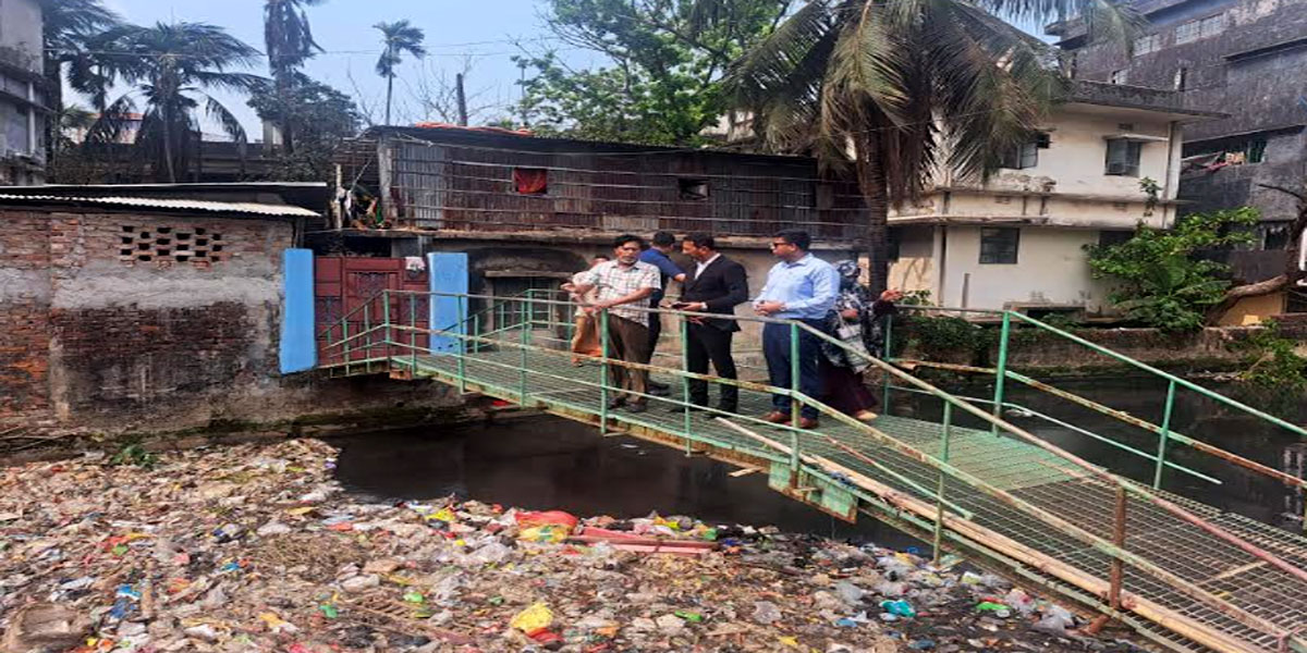 চট্টগ্রামে জলাবদ্ধতা নিরসনে খাল পরিদর্শনে ডিসি
