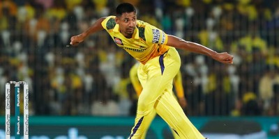 হঠাৎ দেশে ফিরেছেন মোস্তাফিজ