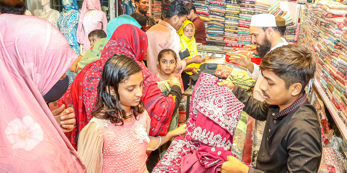 কুমিল্লায় ঈদ কেনাকাটায় সন্ধ্যার পর ঢল নামে ক্রেতার