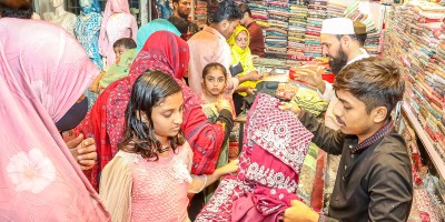 কুমিল্লায় ঈদ কেনাকাটায় সন্ধ্যার পর ঢল নামে ক্রেতার