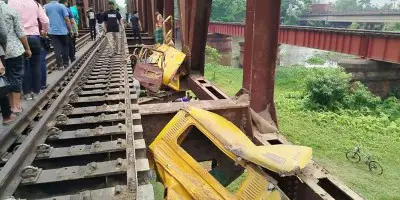 ফেনীতে ট্রেনের ধাক্কায় ট্রাকচালকসহ নিহত ২
