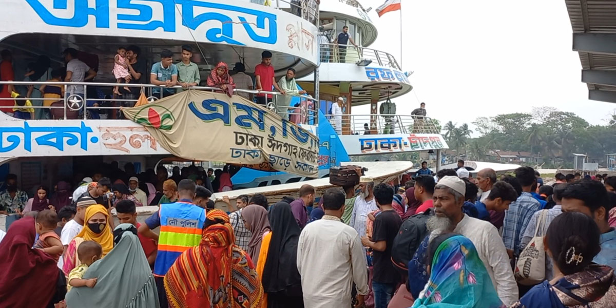 চাঁদপুরে লঞ্চে নাড়ির টানে বাড়ি ফেরা মানুষের ভিড়