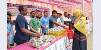 যশোর বাজারমূল্যের অর্ধেকে পণ্য পেল ৩৫০ পরিবার