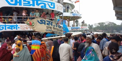 চাঁদপুরে লঞ্চে নাড়ির টানে বাড়ি ফেরা মানুষের ভিড়