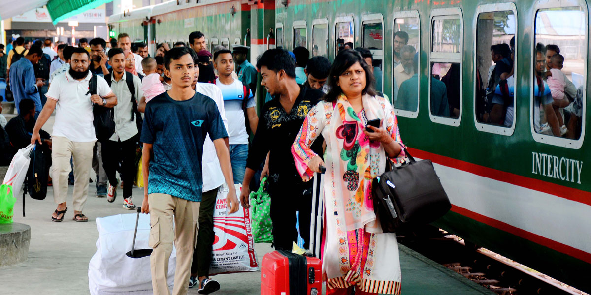 চট্টগ্রাম ছাড়ছেন ঘরমুখী মানুষ
