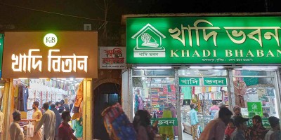 কুমিল্লায় ক্রেতা বেড়েছে খাদি পোশাকের
