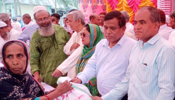 বগুড়ায় জনতা ব্যাংকের খাদ্যসামগ্রী বিতরণ