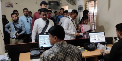 আখাউড়া স্থলবন্দরে ভারতগামী যাত্রীদের ভিড়