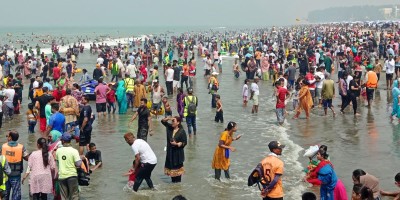 কক্সবাজার সৈকতে পর্যটকের ঢল