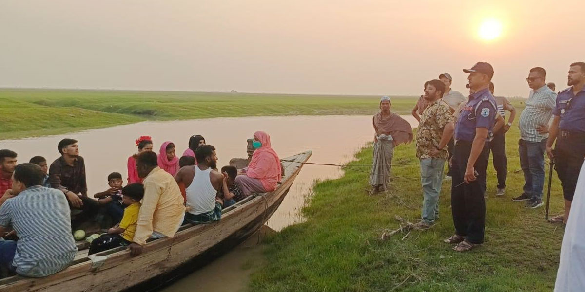 চরে আটকেপড়া ৮০ দর্শনার্থীকে উদ্ধার করল নৌ-পুলিশ