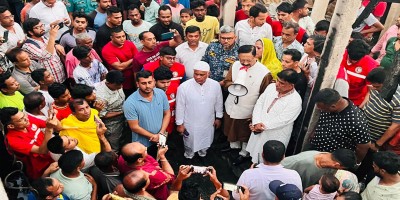 ফিরিঙ্গিবাজার বস্তিতে আগুনে ক্ষতিগ্রস্তদের পাশে চসিক মেয়র