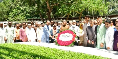 বঙ্গবন্ধুর সমাধিতে আইসিবি ও বঙ্গবন্ধু পরিষদের শ্রদ্ধা