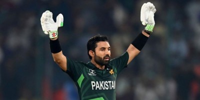 বাবর ও কোহলিকে পেছনে ফেললেন রিজওয়ান