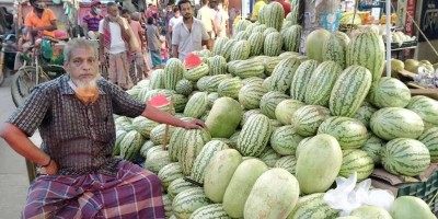 মৌসুম শেষের অজুহাতে চড়া দামে তরমুজ