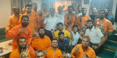 এমভি আবদুল্লাহর ২৩ নাবিককে দুবাইয়ে ফুল দিয়ে বরণ