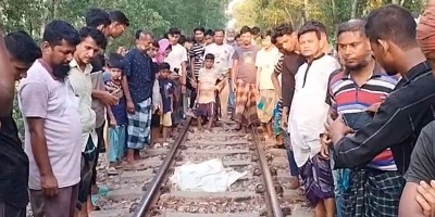 সন্তানকে নিয়ে ট্রেনের নিচে ঝাঁপ দিলেন মা