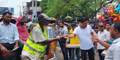 শ্রমজীবীদের ঠাণ্ডা পানীয় দিলেন ফেনীর মেয়র