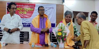 ড. জ্যোতির্ময় গুহঠাকুরতা ও অধ্যাপক সুখরঞ্জন সমাদ্দারের পরিবারকে সংবর্ধনা