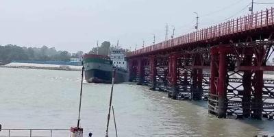 জাহাজের ধাক্কায় বেঁকে গেছে কালুরঘাট সেতুর গার্ডার