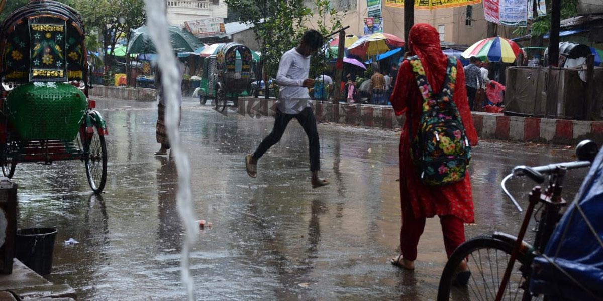 তীব্র গরমের পর চট্টগ্রামে স্বস্তির বৃষ্টি