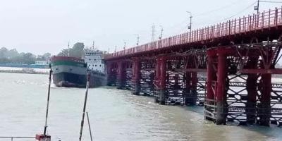 কালুরঘাট সেতুতে ধাক্কা দেওয়া জাহাজ জব্দ, মামলা