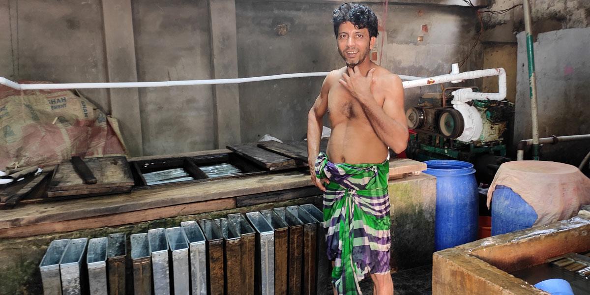 আখাউড়ায় অস্বাস্থ্যকর পরিবেশে তৈরি হচ্ছে আইসক্রিম