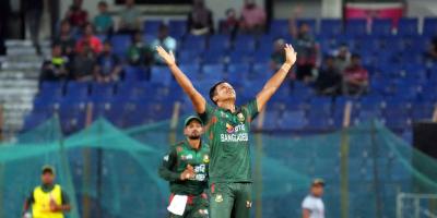 টস জিতে বোলিংয়ে বাংলাদেশ