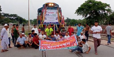 থামিয়ে দেওয়া হলো ঢাকামুখী চন্দনা কমিউটার ট্রেন, রেলস্টেশনে স্টপেজ দাবি