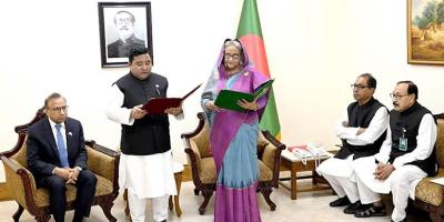 লালমনিরহাট জেলা পরিষদের চেয়ারম্যানকে শপথ পাঠ করালেন প্রধানমন্ত্রী
