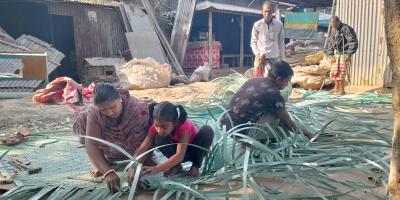 ধামরাইয়ে ‘প্লাস্টিকের বেল্ট’ দিয়ে তৈরি হচ্ছে শস্যের ডোল
