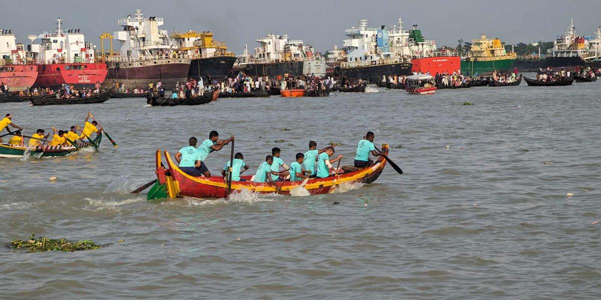 সাম্পান বাইচ দেখতে হাজারও মানুষের ঢল