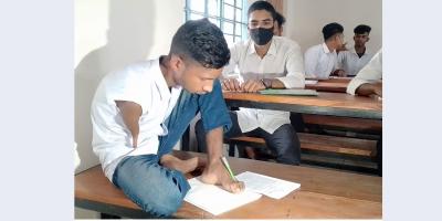 পা দিয়ে লিখে এসএসসিতে উত্তীর্ণ সিয়াম