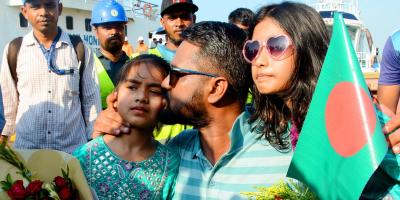 বাবাকে ছাড়তেই চাইছিল না দুই মেয়ে, বুকে জড়িয়ে থাকে বহুক্ষণ